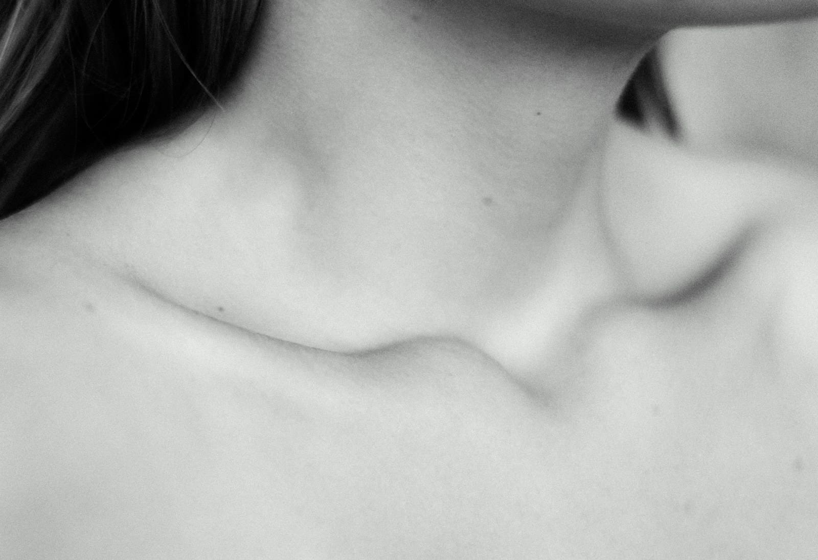 close up of a woman's neck and clavicles in grayscale photography. a swollen neck can be warning sign of thyroid disease